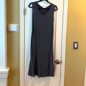 Navy & white maxi GAP dress, Small. Stretchy & comfy w/ opening in back.